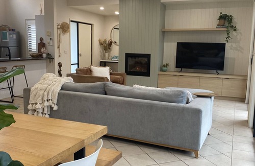 Bellarine Peninsula House | Beach Relax - Ocean Grove -Surf, Cafes, Wineries, Bars, NEW cozy Gas Fireplace!