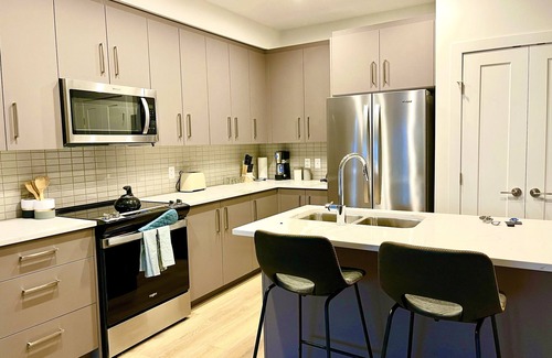 McKinley Apartment | Beach Resort Beauty - Gorgeous 2 Bed 2 Bath -Views, beach, pet friendly.