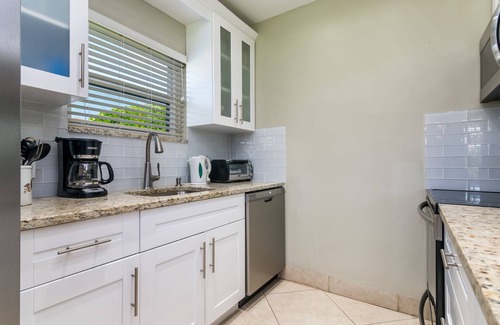 Hillsboro Beach Cottage | Beach Resort Villa , 2 br/2 ba, just steps to beach & golf & pool & Waterway
