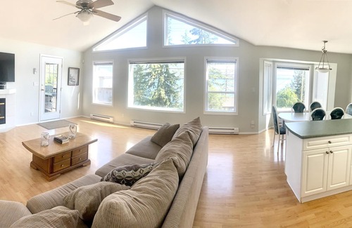 Celista House | "BEACH SIDE" Duplex - Semi-Waterfront