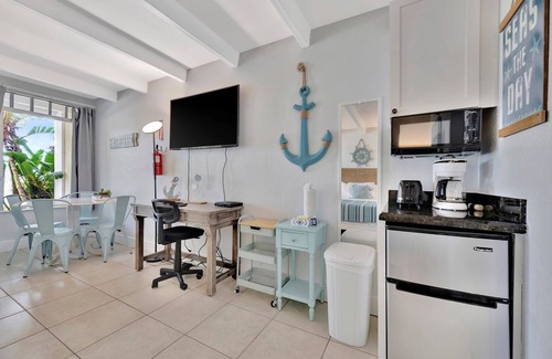 Ruskin Apartment | Beach Suite Pool Hot Tub Gym Game Room Tennis
