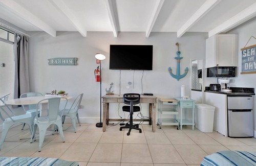 Ruskin Apartment | Beach Suite Pool Hot Tub Gym Game Room Tennis