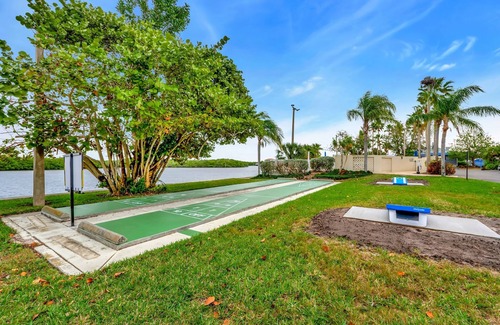 Ruskin Apartment | Beach Suite Pool Hot Tub Gym Game Room Tennis