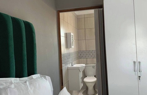 Motherwell Bed & Breakfast | Beach view, en-suite bedroom