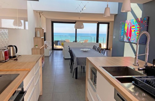 Plouescat House | Beach villa in Plouescat, superb sea view, feet in the water
