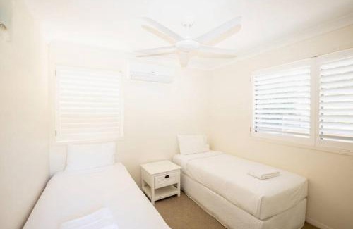 Point Lookout Apartment | BEACHBREAK - 100m to beach - sleeps 6
