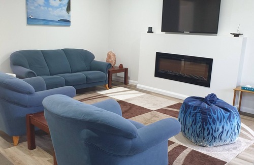 Frankston House | "Beaches" Frankston. n 4 Ensuite Bedroom, 50mtr to beach, disability compliant