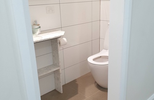 Frankston House | "Beaches" Frankston. n 4 Ensuite Bedroom, 50mtr to beach, disability compliant