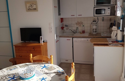 Bernieres-sur-Mer Apartment | Beachfront apartment with large south-facing balcony