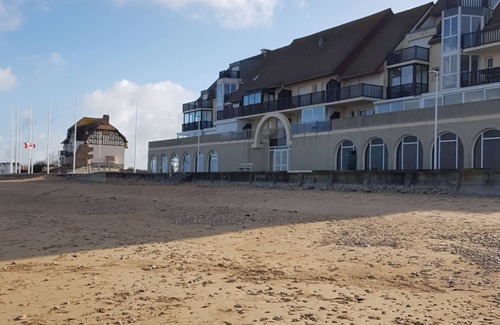 Bernieres-sur-Mer Apartment | Beachfront apartment with large south-facing balcony