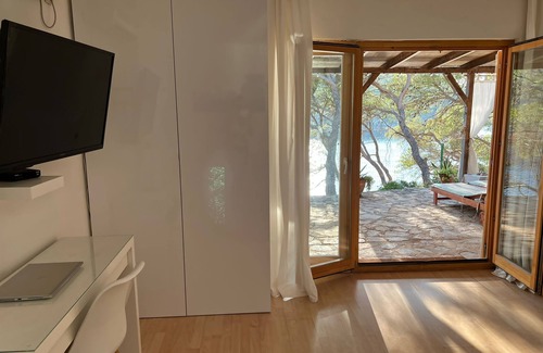 Zirje Apartment | Beachfront Apar.in a Pine Forest With Covered Terrace of 50 m2 and Large Jacuzzi