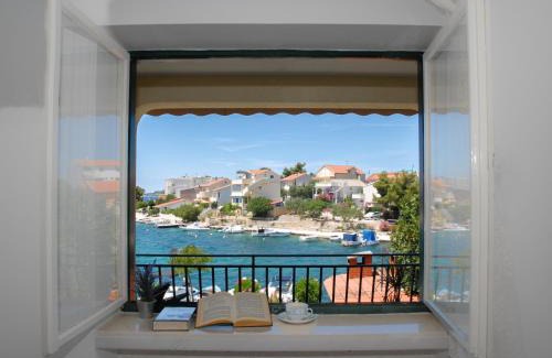 Zaboric Apartment | Beachfront Apartment Nikol