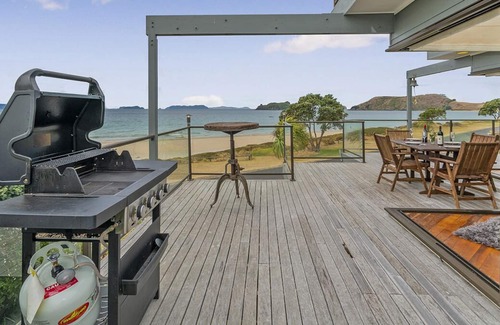 Opito Bay Cottage | Beachfront Beauty - Opito Bay Holiday Home