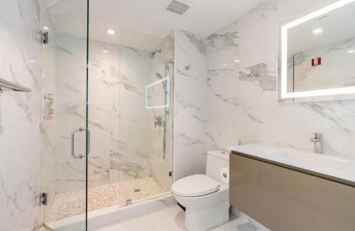 South of Fifth Apartment | Beachfront Bentley Hotel One Bedroom Suite with Balcony and Beach access