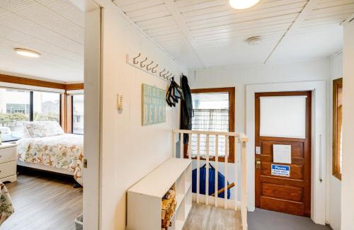 Seaside House | Beachfront Cottage on Seaside Promenade with Hot Tub
