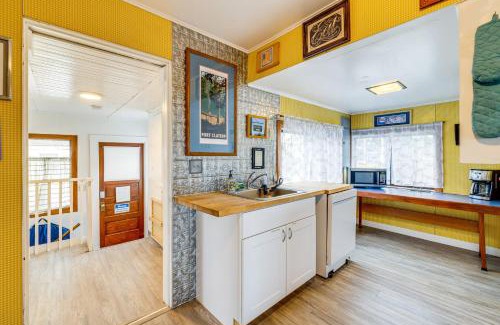 Seaside House | Beachfront Cottage on Seaside Promenade with Hot Tub