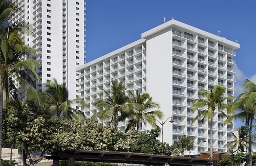 Waikiki Resort | Beachfront Dream! 2 Pet-friendly Units, 2 On-site Restaurants and Bars, Pool