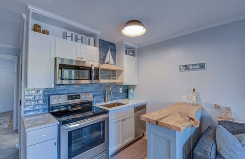 Hilton Head Island Condo | Beachfront Escape w Balcony+Pool