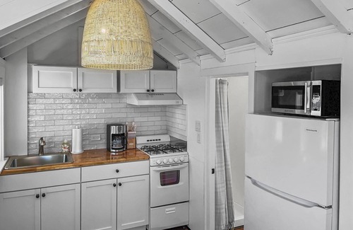 Dennis Port Cottage | Beachfront Escape in Dennis Port