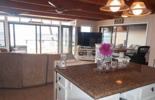 Mokuleia House | Beachfront Four Bedroom home in Beautiful Waialuan4 Bedrooms - Sleeps 11