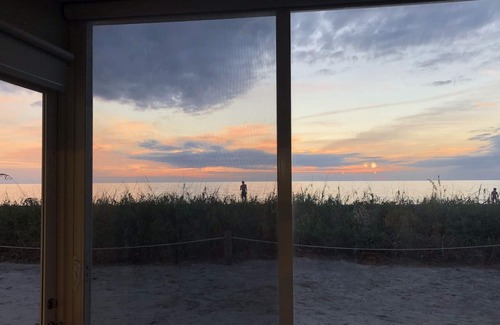 Siesta Key Condo | Beachfront Ground Level Suite - Newly Remodeled - Wifi, HDTV