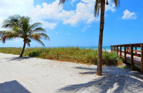 Siesta Key Condo | Beachfront Ground Level Suite - Newly Remodeled - Wifi, HDTV