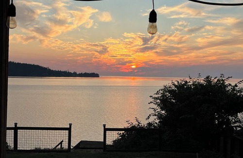 Bellingham House | Beachfront House with Oceanview Hot Tub