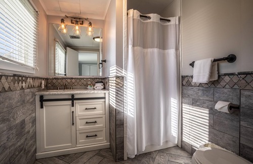 Baileys Harbor Hotel | Beachfront Inn