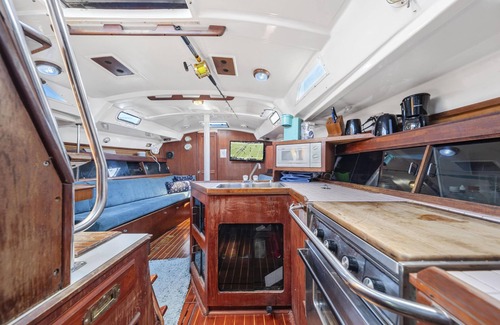 Centro - Supmza 001 Boat Rental | Beachfront Private Sailboat w/AC and bathroom