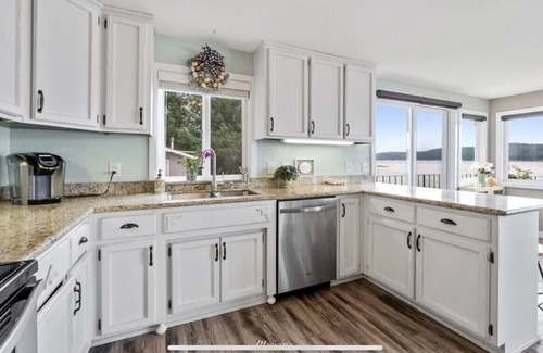 Burley House | beachfront, private, water views from all rooms, high-end, 7mins to shops.