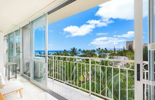 Honolulu Condo | Beachfront Property w/Sand Access at Waikiki Shore Condo with Full Kitchen