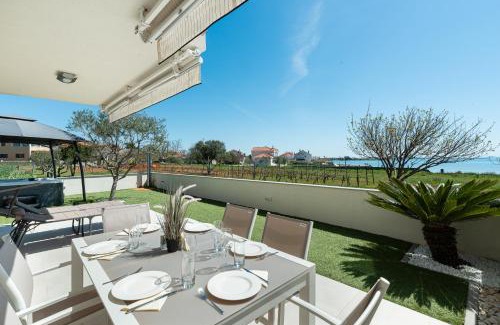 Privlaka Villa | Beachfront Reiterer Villa V1 with Jacuzzi 30 meters from the Beach - CROWONDER LUXURY RENT
