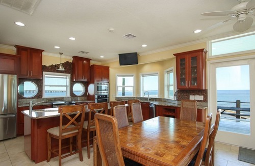 San Luis House | BEACHFRONT, spacious, & family-friendly