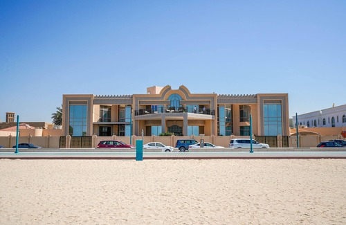 Jumeira 3 Villa | Beachfront Villa - 7 BR + Maids Room on Kite Beach