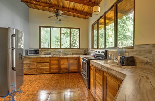 Puerto Viejo de Talamanca Ski Chalet | Beachfront Villas Puerto Viejo with AC & Pool!