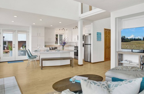 Langley House | Beachfront, Water & Mountain Views, Epic Deck on Whidbey Island!