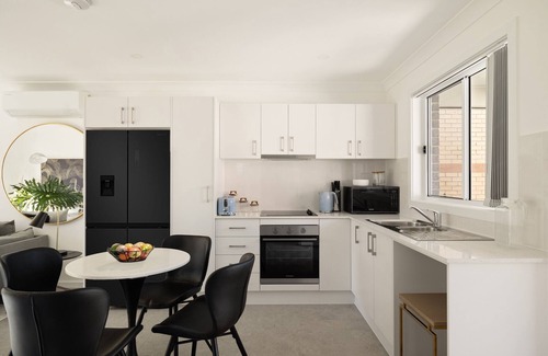 Brighton-le-Sands House | Beachside 2-Bed Home in Brighton-Le-Sand