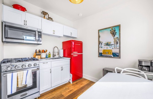 Crown Point Apartment | Beachside Bungalow: Large Studio with AC 2 Blocks to Beach