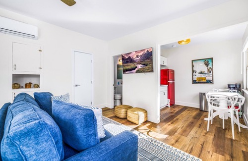 Crown Point Apartment | Beachside Bungalow: Large Studio with AC 2 Blocks to Beach