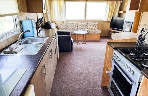 Lowestoft Ski Chalet | Beachside Caravan Retreat in Lowestoft – Sleeps 6