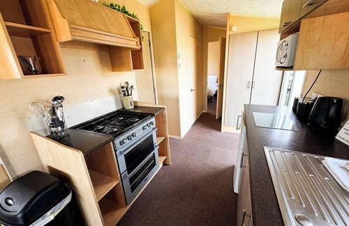Lowestoft Ski Chalet | Beachside Caravan Retreat in Lowestoft – Sleeps 6