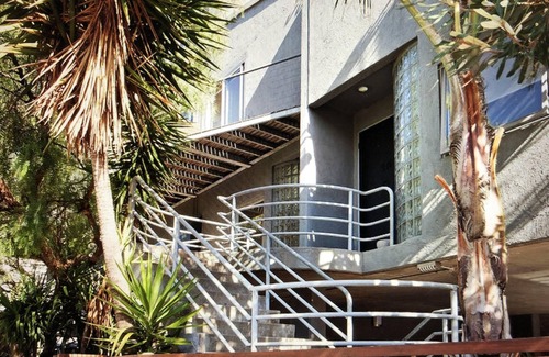 Port Melbourne House | Beachside family-sized apt filled w natural light