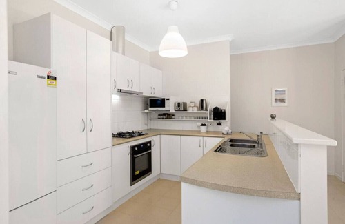 Innaloo Villa | Beachside Gem in Doubleview! Free Wi-Fi! Parking!