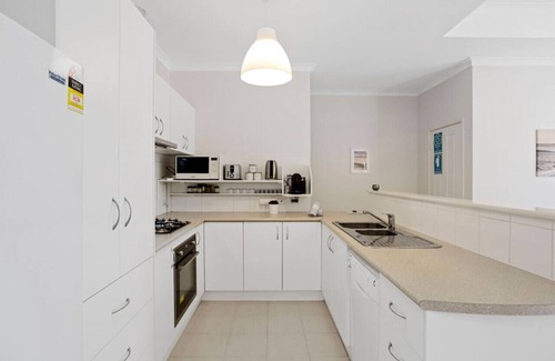 Innaloo Villa | Beachside Gem in Doubleview! Free Wi-Fi! Parking!