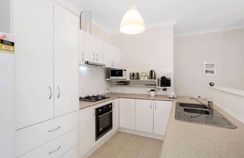 Innaloo Villa | Beachside Gem in Doubleview! Free Wi-Fi! Parking!
