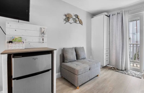 Hampton Condo | Beachside Getaway - Steps to the Beach