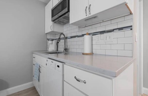 Hampton Condo | Beachside Getaway - Steps to the Beach