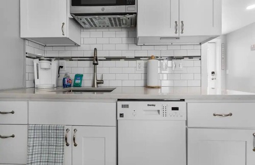 Hampton Condo | Beachside Getaway - Steps to the Beach
