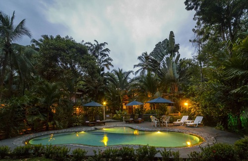 Pavones Apartment | Beachside Guest Bugalow with Shared Pool at La Ponderosa