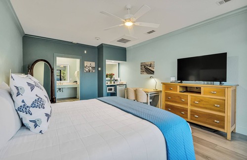 Crystal Beach Hotel | Beachside Inn/Dog Friendly Hotel/1 King Bed
